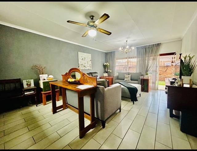 2 BEDROOM TOWNHOUSE FOR SALE IN VANDERBIJLPARK CE 1